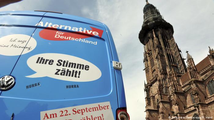 Deutschland Wahlkampf AfD vor Freiburger Münster (picture-alliance/dpa/R. Haid)