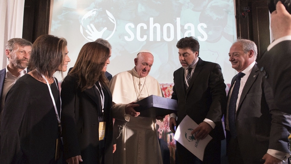 La firma del acuerdo para la realización de estos encuentros: el Papa Francisco con Darío Werthein y José María del Corral en El Vaticano