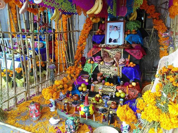 800px-Altar_de_Día_de_Muertos_en_Actopan,_Hidalgo,_México_(2017)._24