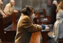 Ni comunión en la boca ni saludo de paz… Éstas serán las reglas para ir a misa tras el coronavirus