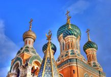 Vacúnate o arrepiéntete, advierte la Iglesia en Rusia