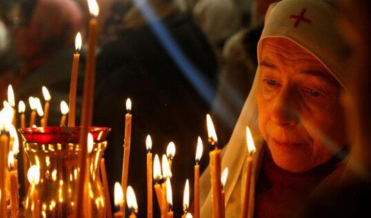 ¿Por qué los cristianos ortodoxos celebran Navidad en enero? Los fieles ortodoxos suelen acudir a las iglesias en Navidad o en Nochebuena. Foto: AFP