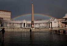 Iglesia católica muestra un cambio claro, aunque sutil, hacia colectivo LGBTQ Vaticano_plaza
