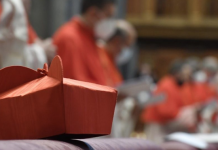 ¿Cuánto cobra un cardenal de la Curia Romana?