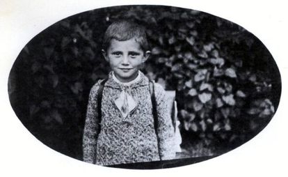 Joseph Aloysius Ratzinger nace el 16 de abril de 1927 en Marktl am Inn, en la Alta Baviera (Alemania), muy cerca de la frontera con Austria, en una familia profundamente católica. Debido a la profesión de su padre, policía, Ratzinger vivió lo que él llamó “un peregrinaje constante”. En 1929, la familia se estableció en Tittmoning, localidad que tuvieron que abandonar en 1932 porque, según cuenta el futuro Papa en su autobiografía, su padre se había “arriesgado demasiado contra los nazis”, a los que consideraba unos criminales. La familia se va a vivir a Aschau am Inn. Joseph Ratzinger cuenta en su autobiografía 'Mi vida' que, junto a la vivienda, había un estanque con carpas, donde estuvo a punto de ahogarse mientras jugaba. En 1937, se establecieron en Hufschlag, junto a Traunstein, en una vieja casa desvencijada que el Papa recordará como su “verdadero hogar”.