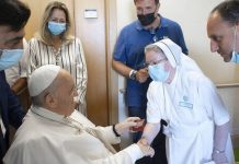 Termina la operación al Papa por una hernia en el estómago: «fueron tres horas y sin complicaciones»